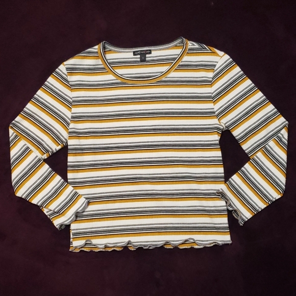 ๐ด ๐๏ธ FREE* Striped 3/4 Sleeved Lettuce-Hem Ribbed Top ๐ด - Picture 4 of 10